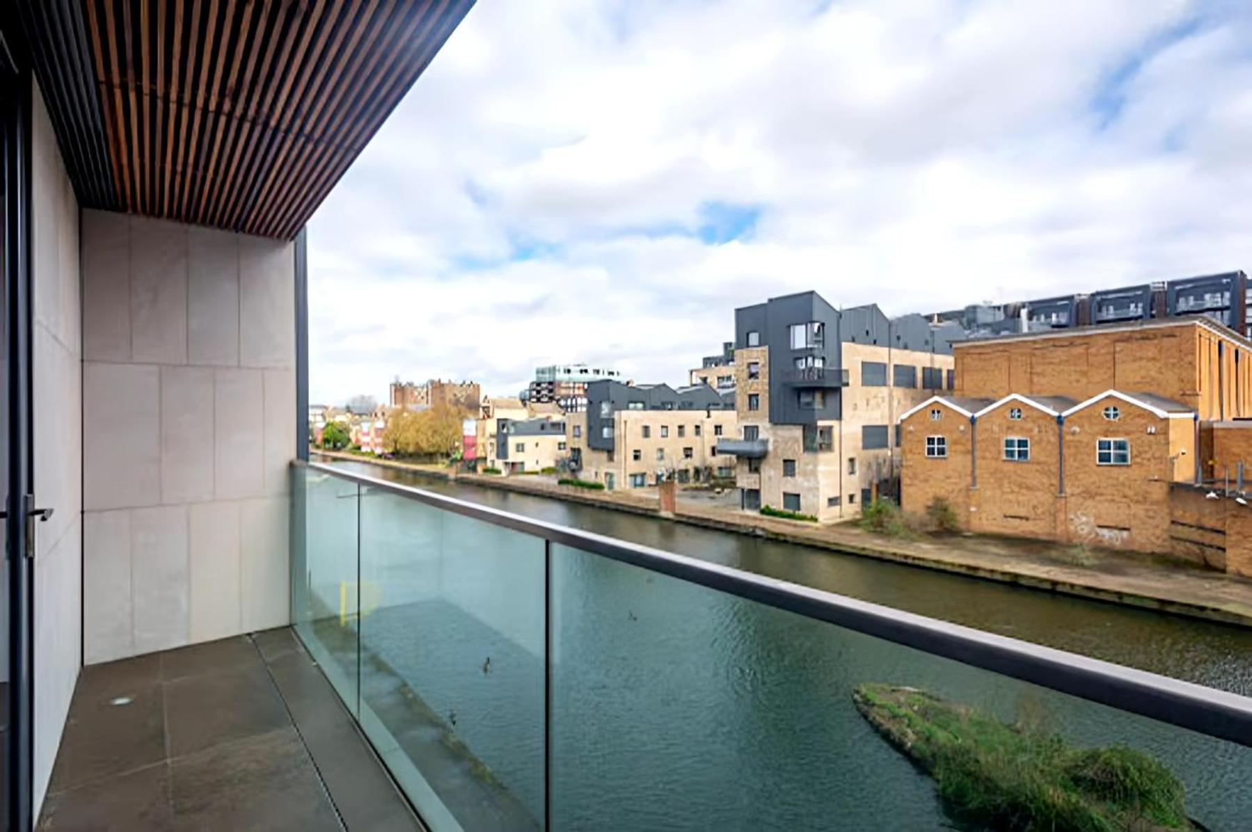 Londwell, Kings Cross & Pentonville Luxury Balcony Apartment *